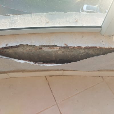 קיר עם סדק גדול ותשתית חשופה