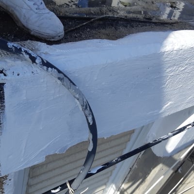 איטום גג עם חומר לבן ומברשת צבע