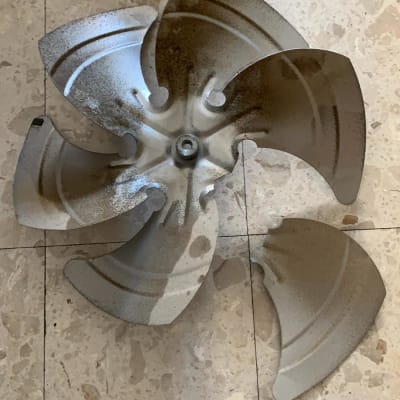 מאוורר מתכת ישן על רצפה