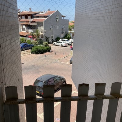 רשת נגד יונים מותקנת בין קירות בניין