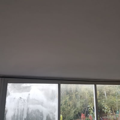 חלון זכוכית עם מוט וילון מותקן מעליו