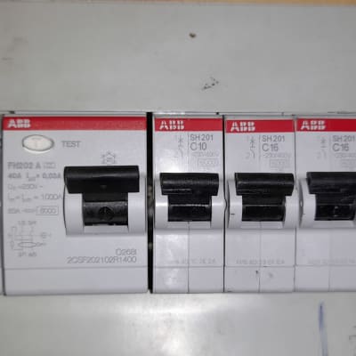 מפסקי חשמל בלוח חשמל עם תוויות ABB