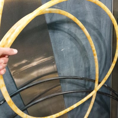 צינור גמיש צהוב מוחזק ביד של אינסטלטור