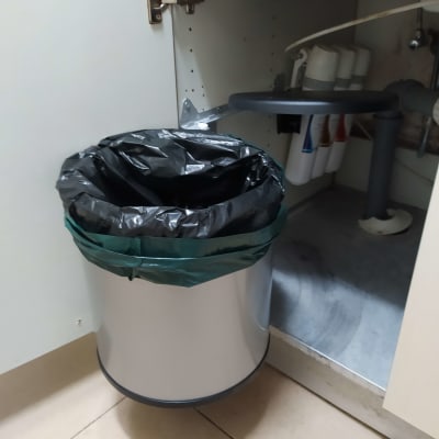 פח אשפה מתחת לכיור עם צינורות ומסנן מים