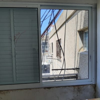 חלון אלומיניום עם תריסים סגורים