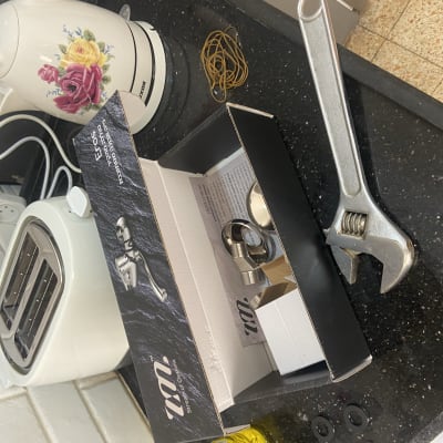 מפתח שוודי ליד קופסה עם חלקי אינסטלציה