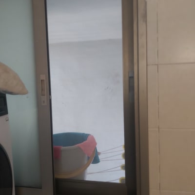 חלון אלומיניום עם מסגרת כהה