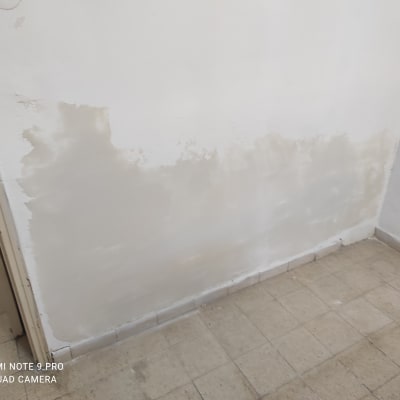 קיר עם סימני צבע לא אחידים בתהליך צביעה