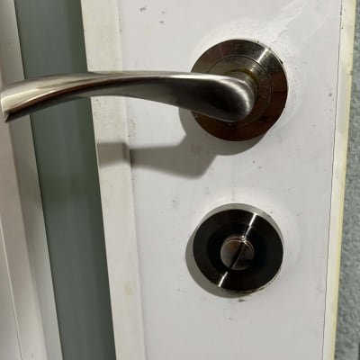 ידית ודלת לבנה עם מנעול כסוף