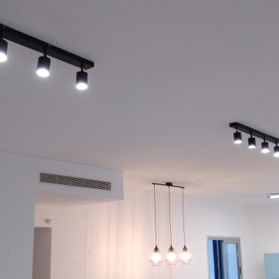 תאורת תקרה עם פנסים תלויים ומנורות לד