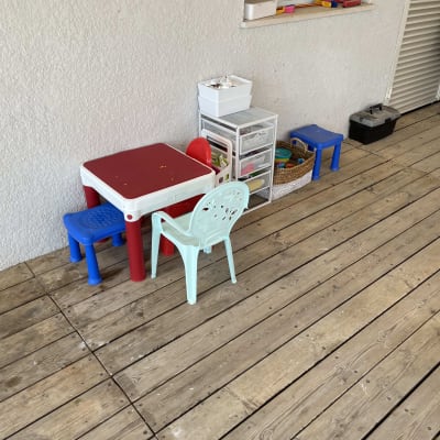 פינת משחקים עם שולחן, כיסאות וארגזי אחסון