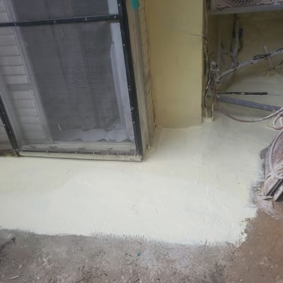 איטום רצפה עם חומר לבן ליד קיר וחלון