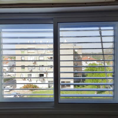 חלון אלומיניום עם תריסים אופקיים