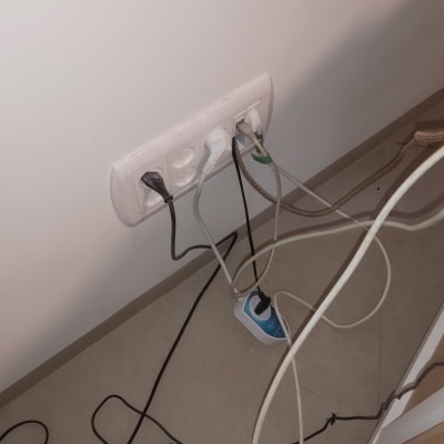 שקע חשמל עם כבלים מחוברים על קיר