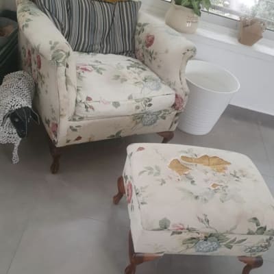 כורסה ושרפרף עם ריפוד פרחוני