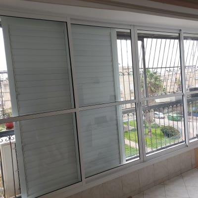חלון אלומיניום עם תריסים פנימיים