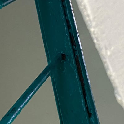 מסגרת מתכת צבועה בצבע כחול ירקרק