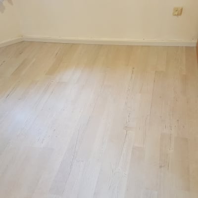 רצפת פרקט עץ בהירה בחדר פנימי