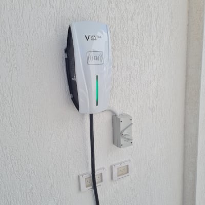 מטען חשמלי מותקן על קיר עם כבל חשמל