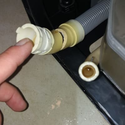 חיבור צינורות פלסטיק עם אצבעות אדם