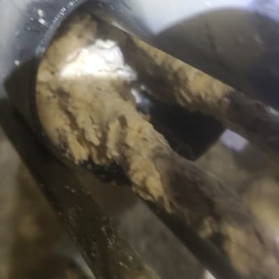 חלקי דוד שמש עם הצטברות אבנית על צינור מתכת