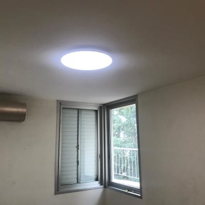 תאורה עגולה מותקנת בתקרה מוארת