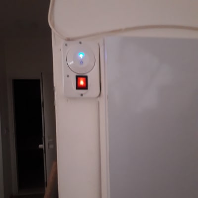 מתג חשמלי עם נורית חיווי כחולה ואדומה