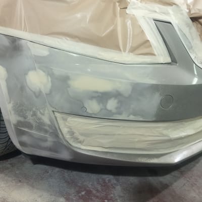 תיקון פגוש רכב עם נייר דבק וצבע יסוד