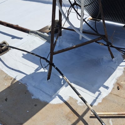 איטום גג עם חומר לבן, כבלים ומוטות ברזל