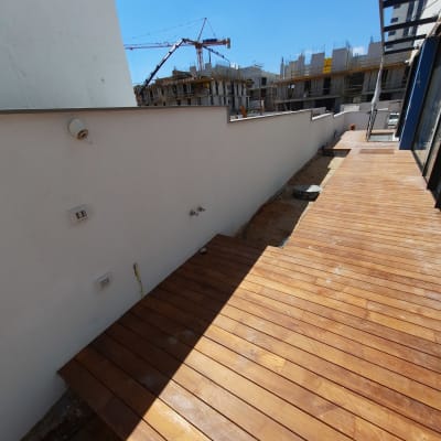 מרפסת עץ עם צינור מים לגינון