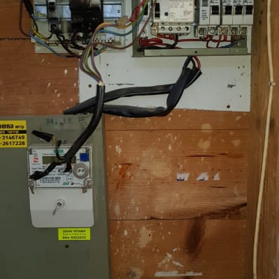 לוח חשמל עם חוטים וצינורות חשמל