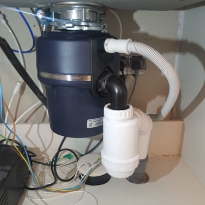 מערכת סילוק אשפה מתחת לכיור עם צינורות חיבור