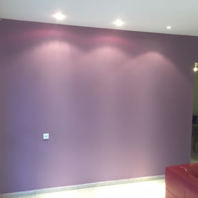 קיר צבוע בצבע סגול עם תאורה עליונה
