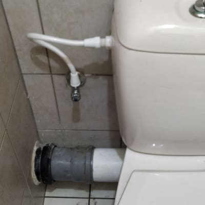 אסלה עם צינור מים ושסתום חיבור