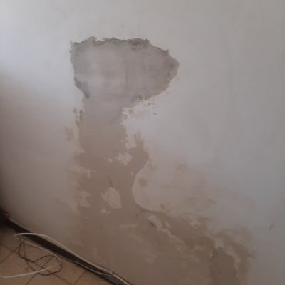 קיר עם סימני רטיבות ונזקי מים