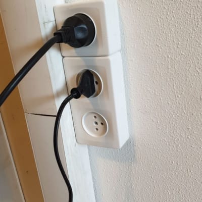 שני שקעים עם תקעים מחוברים לקיר