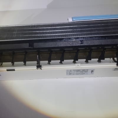 יחידת מיזוג אוויר פתוחה עם סוללה ותריסים