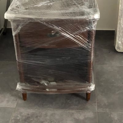 שידה עטופה בניילון נצמד למעבר דירה