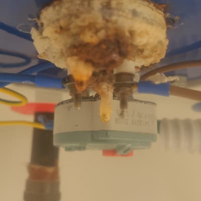 חלק תחתון של דוד שמש עם חלודה ונזילה