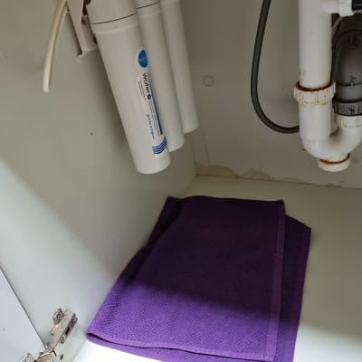 מסנן מים מתחת לכיור עם צנרת