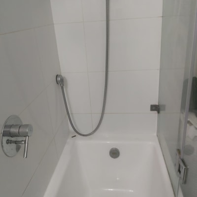 אמבטיה עם ברז ומקלחת יד