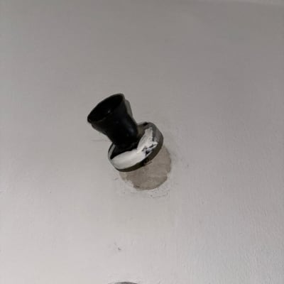 חוטי חשמל צבעוניים יוצאים מקיר לבן