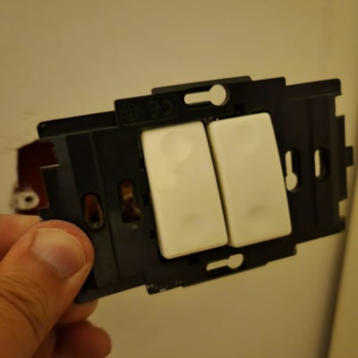 מתג חשמל כפול מוחזק ביד