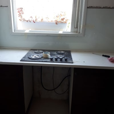 חלון זכוכית עם עציצים יבשים מבחוץ