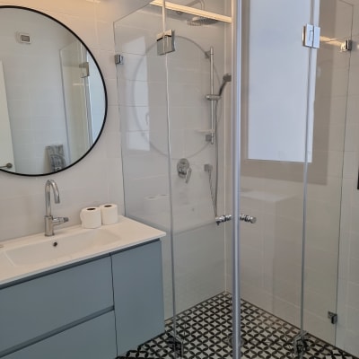 מקלחון זכוכית עם דלתות שקופות ומחברים מתכתיים