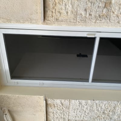 מסגרת אלומיניום לחלון עם זכוכית כהה