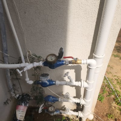 צינורות מים עם ברזים ומדי לחץ