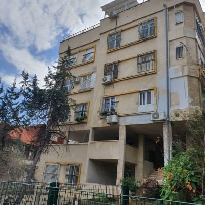 בניין מגורים עם מזגנים על הקירות החיצוניים