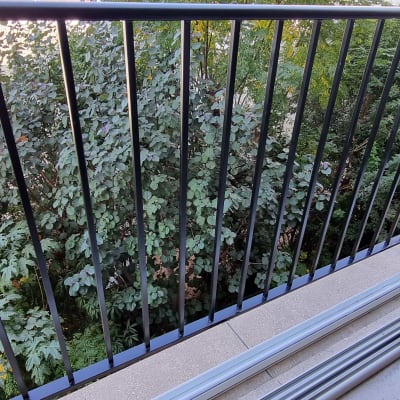 מעקה מתכת שחור עם מסילות חלון פתוחות