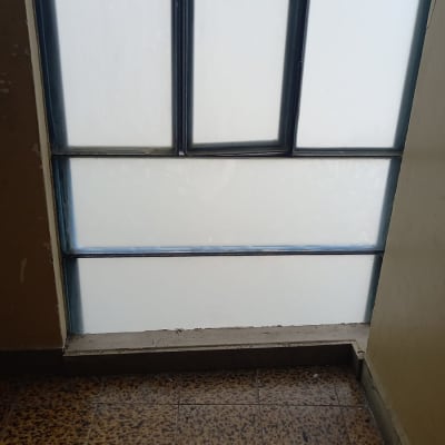 חלון זכוכית עם מסגרת מתכת כהה